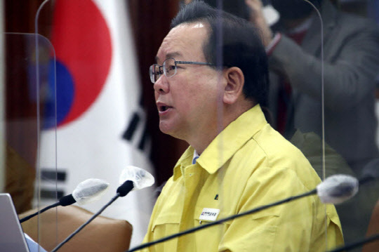 김부겸 국무총리가 3일 정부서울청사에서 열린 코로나19 대응 중앙재난안전대책본부 회의를 주재하고 있다. 연합뉴스
